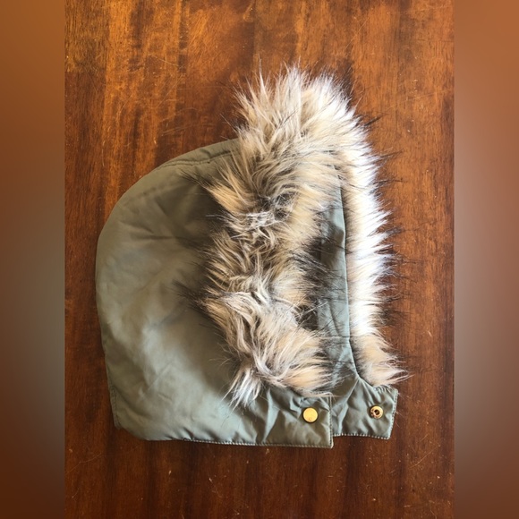 H&M Kids Vest - size 6-8 - Picture 10 of 13